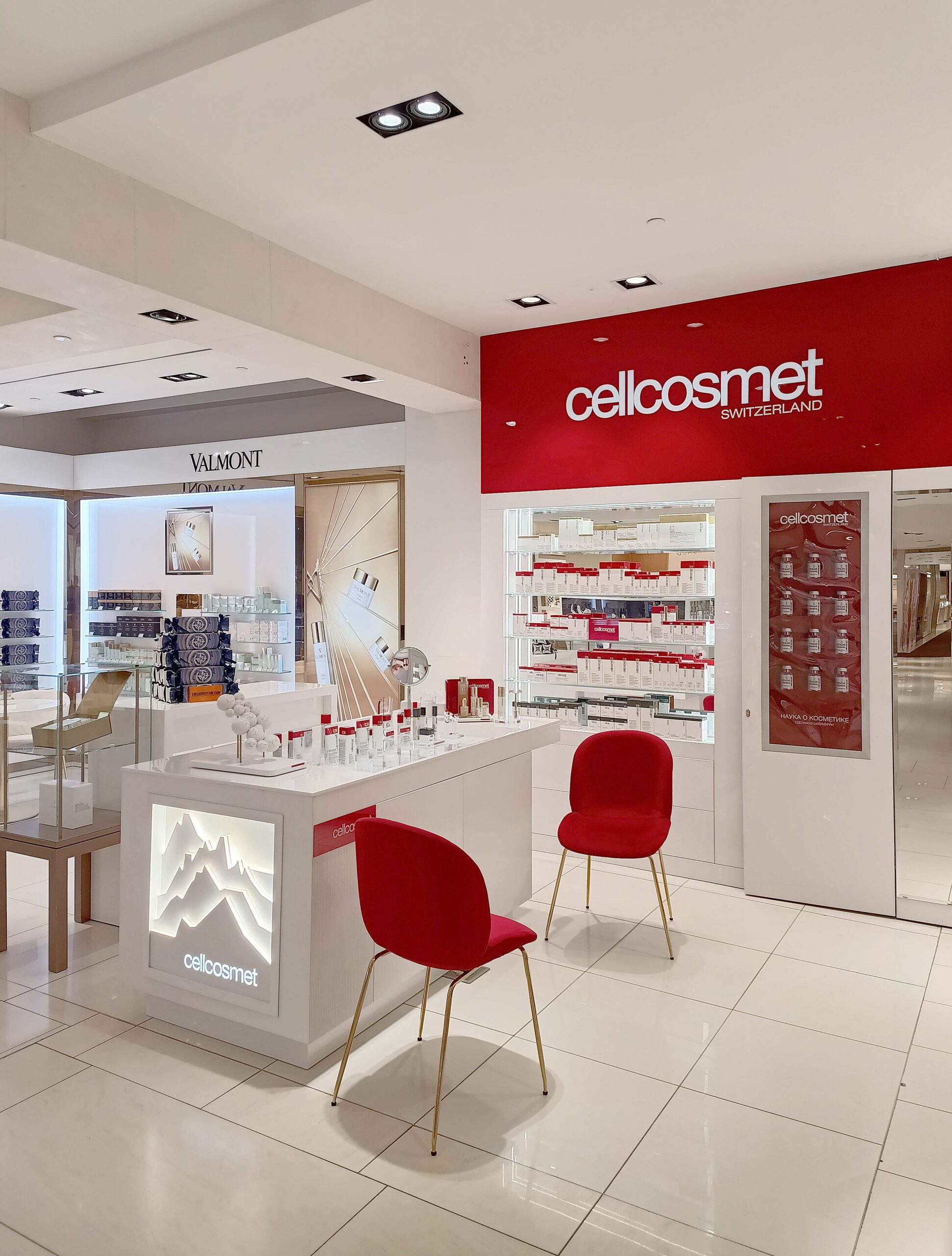 Глубокая красная стена с 3D логотипом cellcosmet и подсвеченными витринами