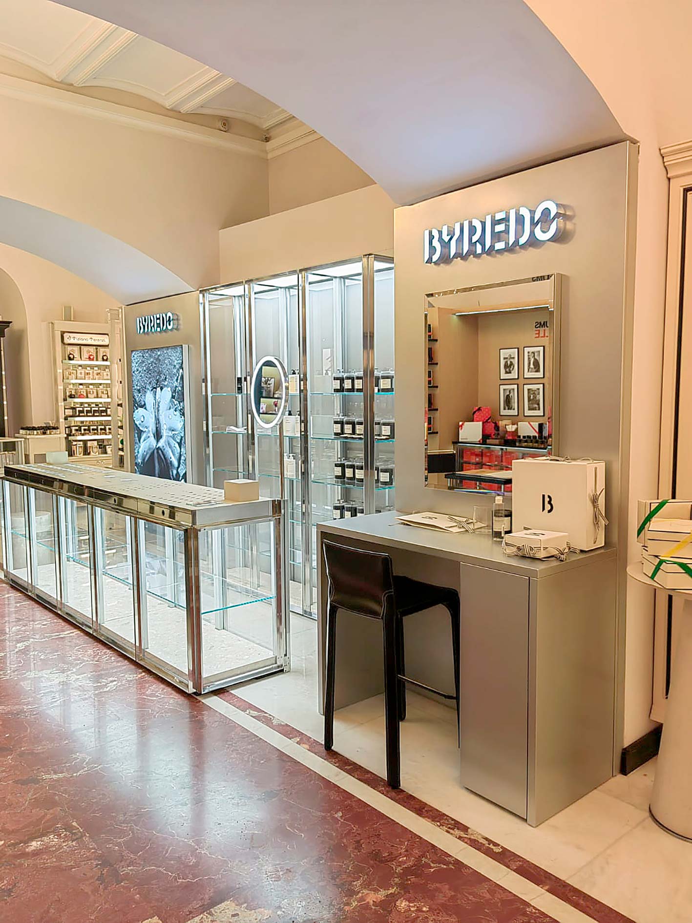 Угол BYREDO в ГУМ с деревянными полками и центральным столом