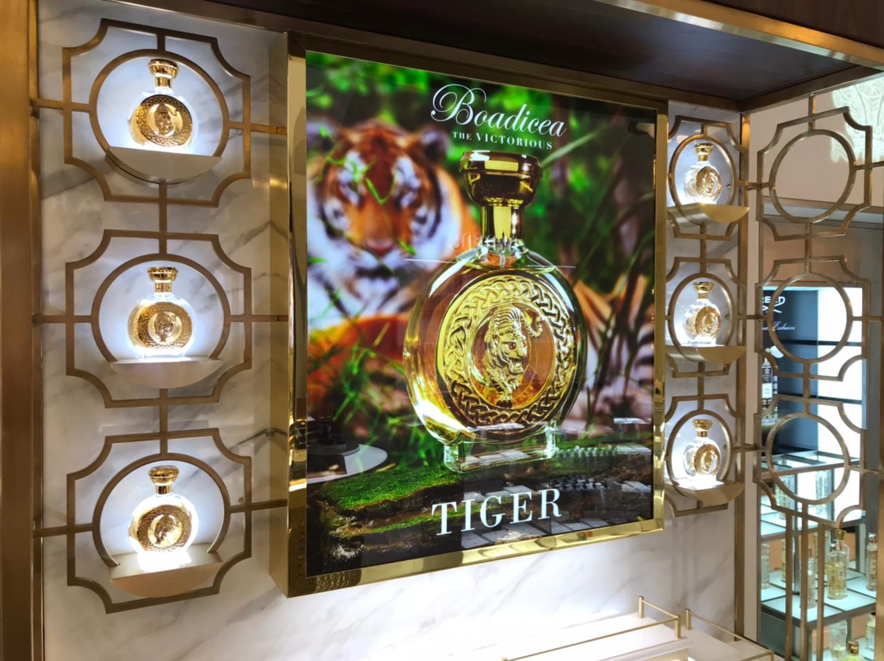 Нейтральный угол с логотипом Brunello Cucinelli рядом с Versace